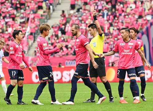 C大阪対広島　後半、C大阪代ニッチ（左から3人目）がレッドカードで退場となる（撮影・横山健太）