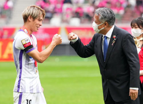 C大阪対広島　試合を終えタッチを交わす広島佐々木（左）と田嶋会長（撮影・横山健太）