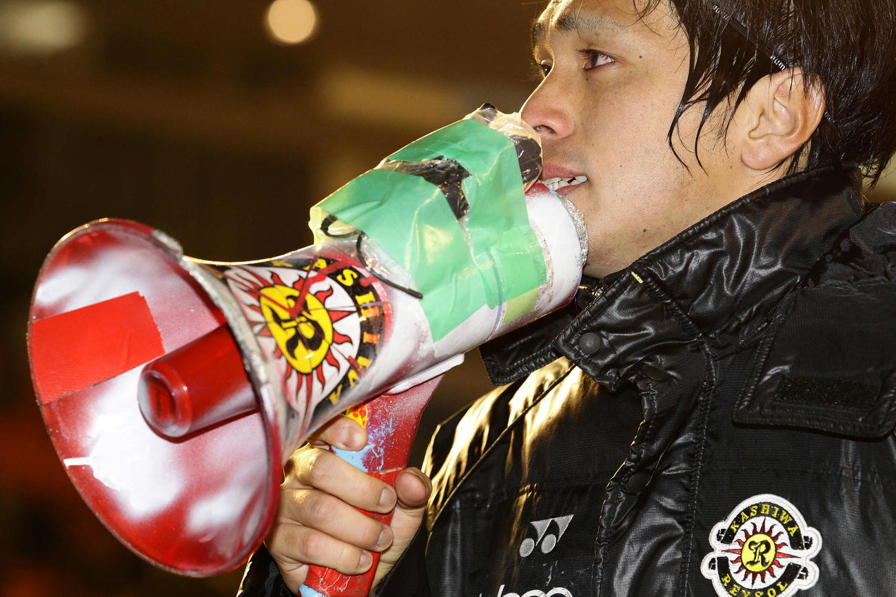 2012年12月29日、天皇杯の横浜対柏　決勝点を決めるも警告累積が2枚となり決勝に出られず、サポーターの前で涙をためながら謝罪する柏FW工藤壮人さん
