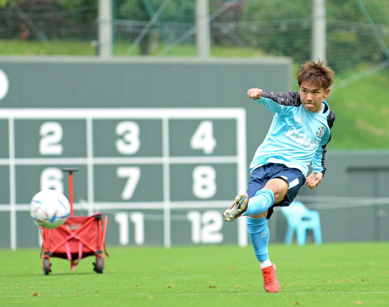 居残りでシュート練習に励む磐田金子（18日）