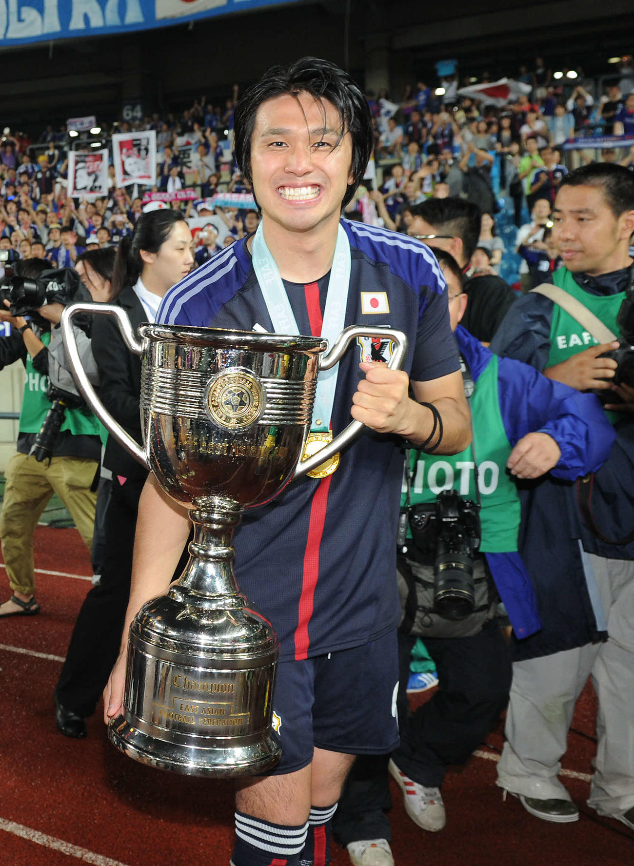 東アジア杯　日本対韓国　優勝カップを手に笑顔の工藤壮人さん（2013年7月28日撮影）
