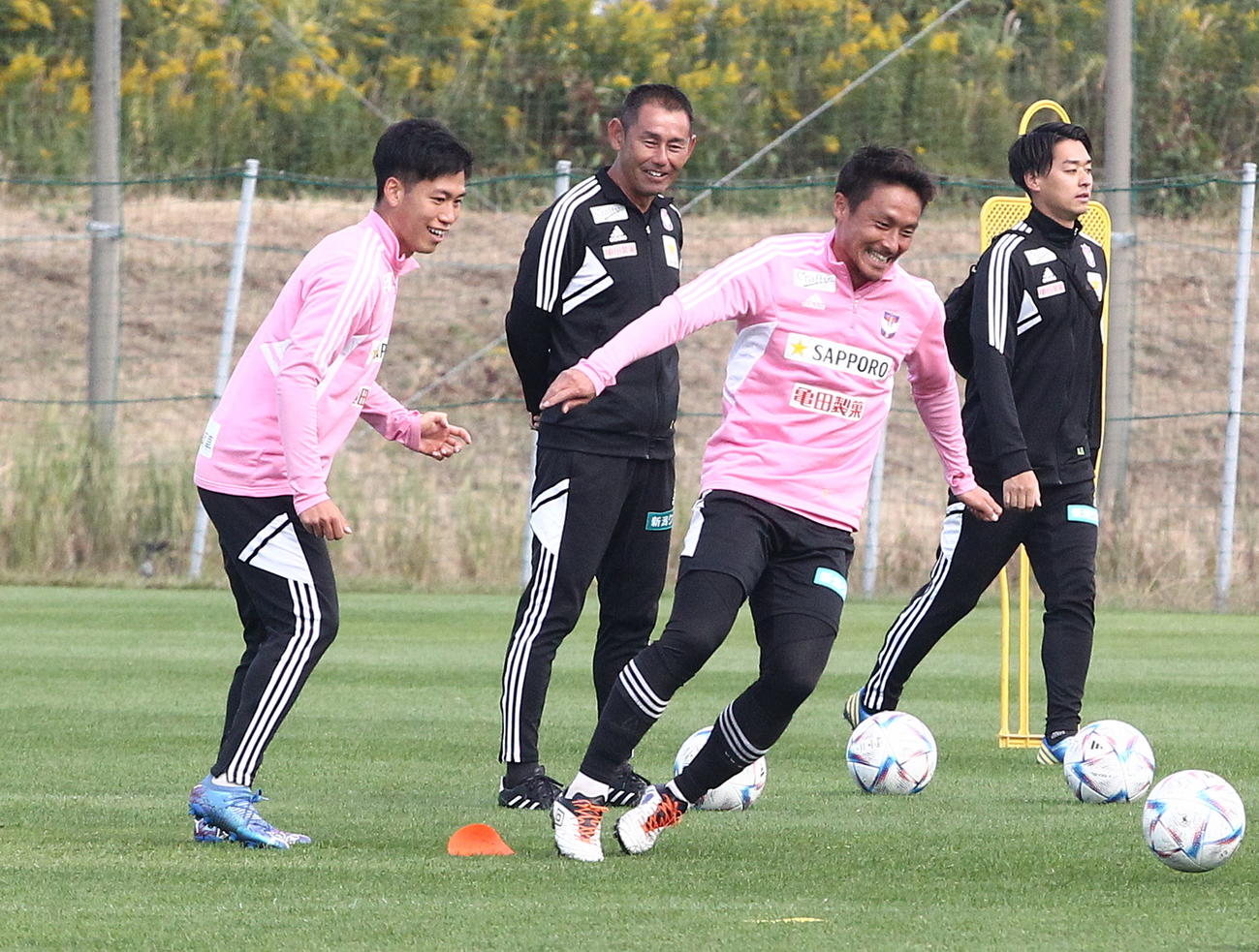 ボールを追う島田（左から3人目）