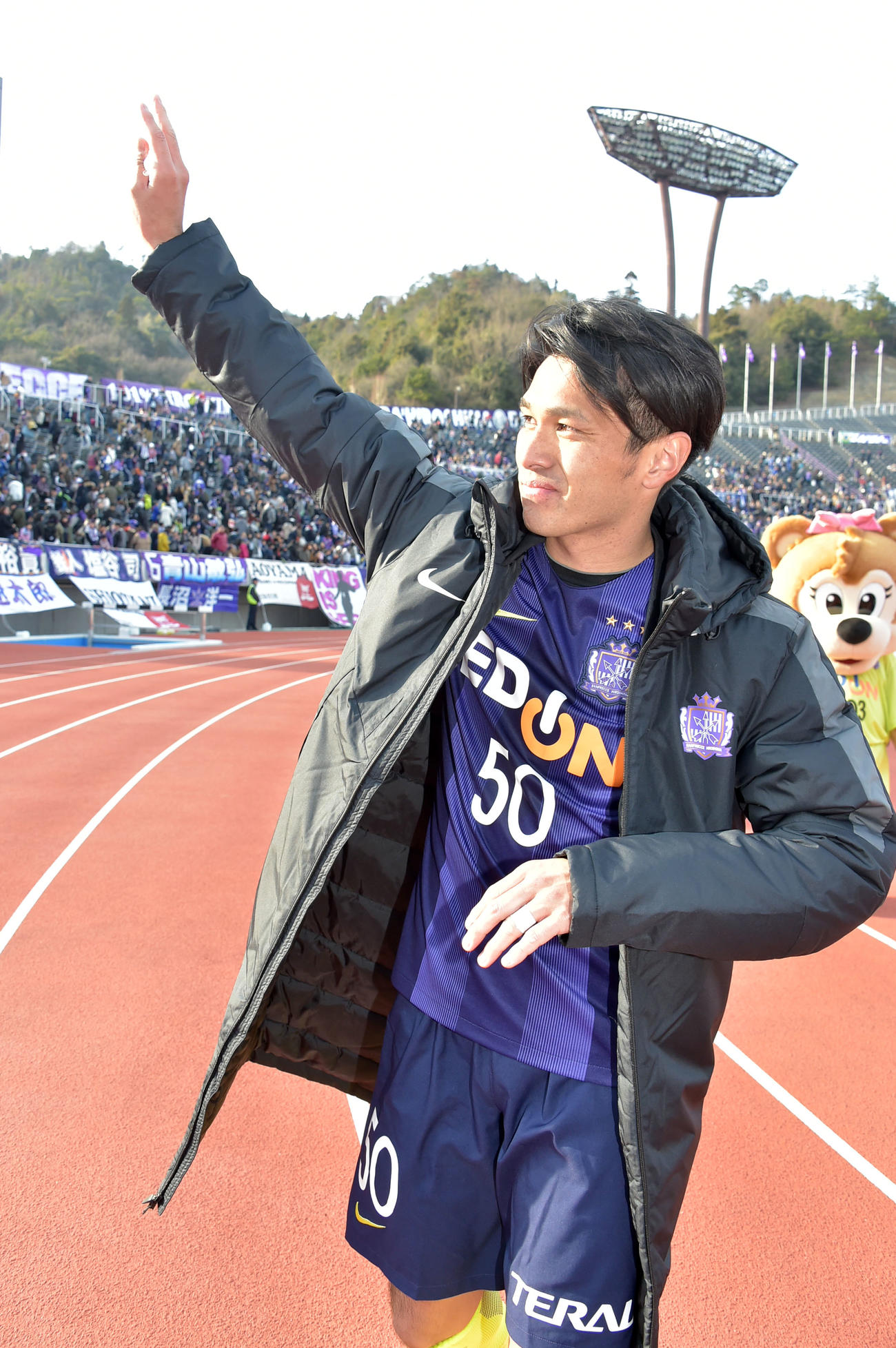 広島サポーターからの声援にこたえる工藤壮人さん（17年2月25日撮影）
