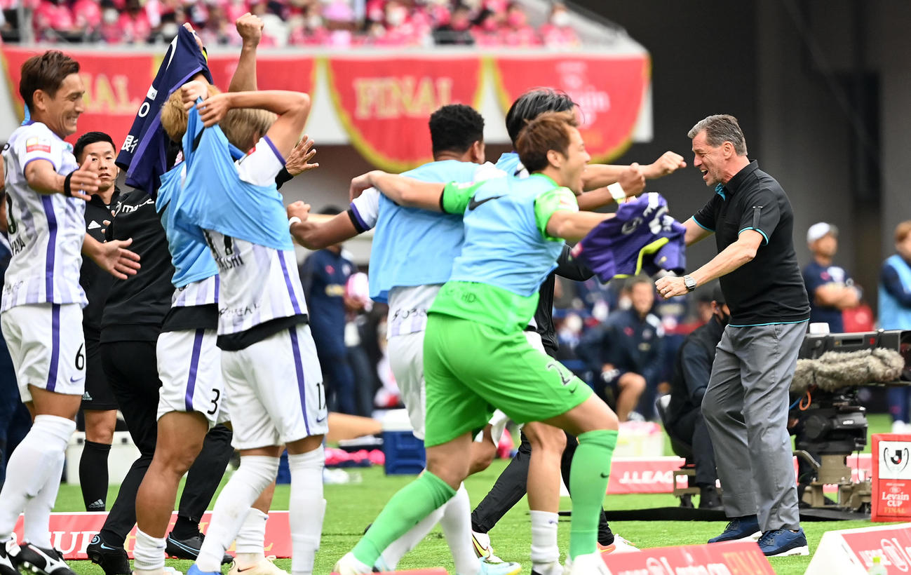 C大阪対広島　ルヴァン杯優勝を決めガッツポーズする広島スキッベ監督（右）（撮影・横山健太）