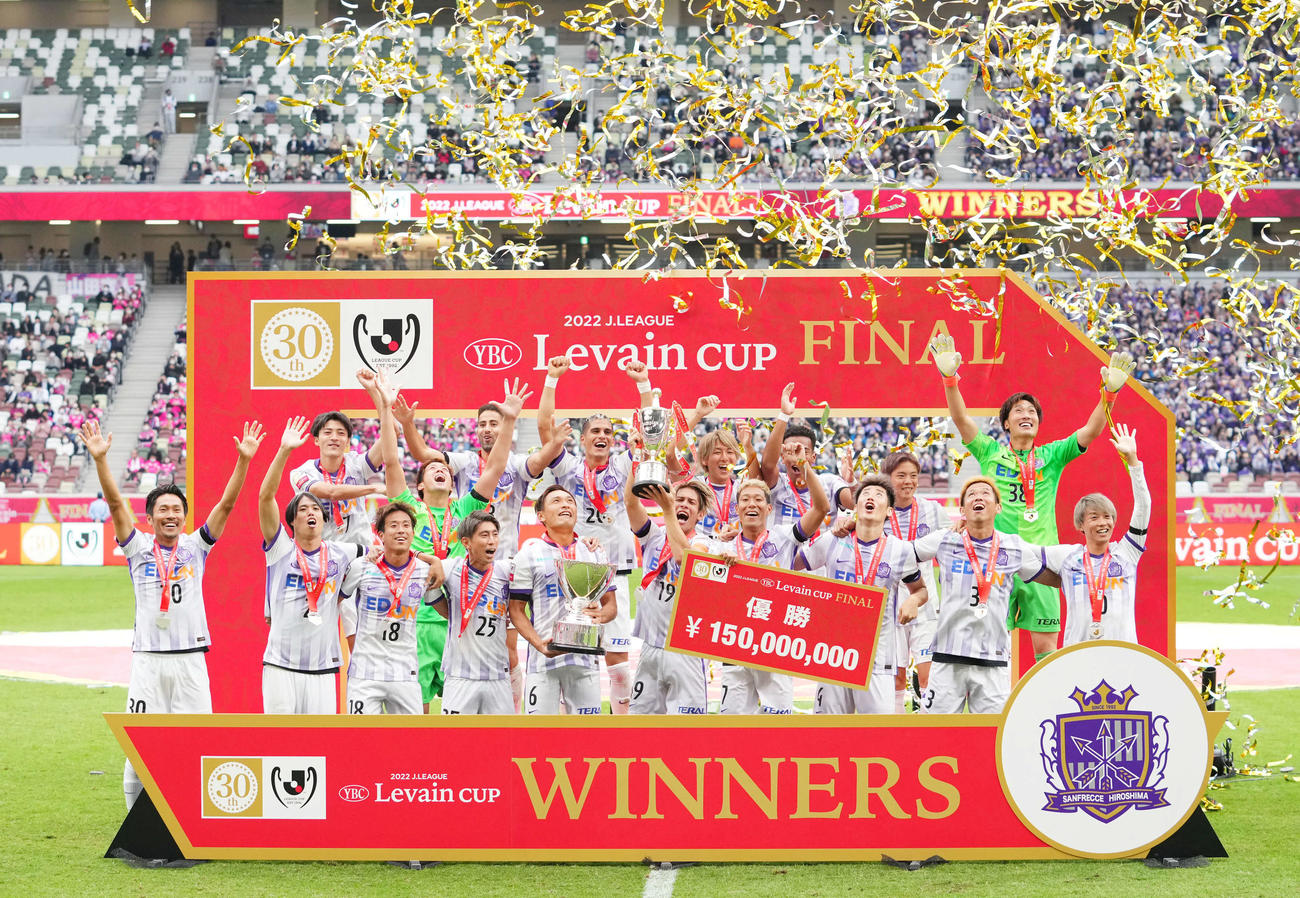 C大阪対広島　優勝を果たし歓喜する広島イレブン（撮影・横山健太）