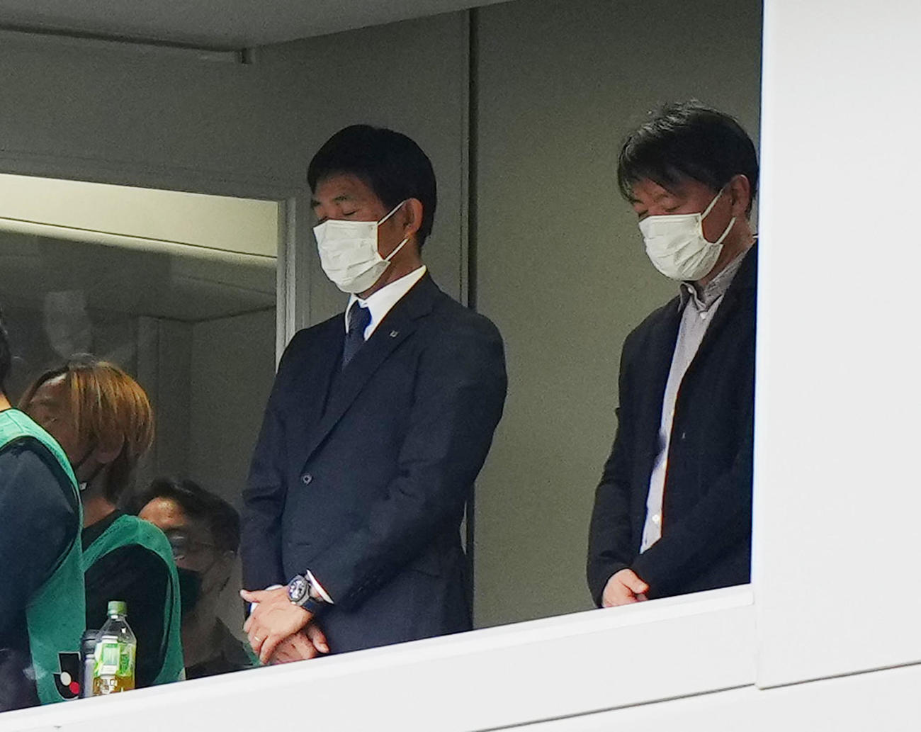 C大阪対広島　試合前、黙とうする日本代表の森保監督（左）と横内コーチ（撮影・江口和貴）