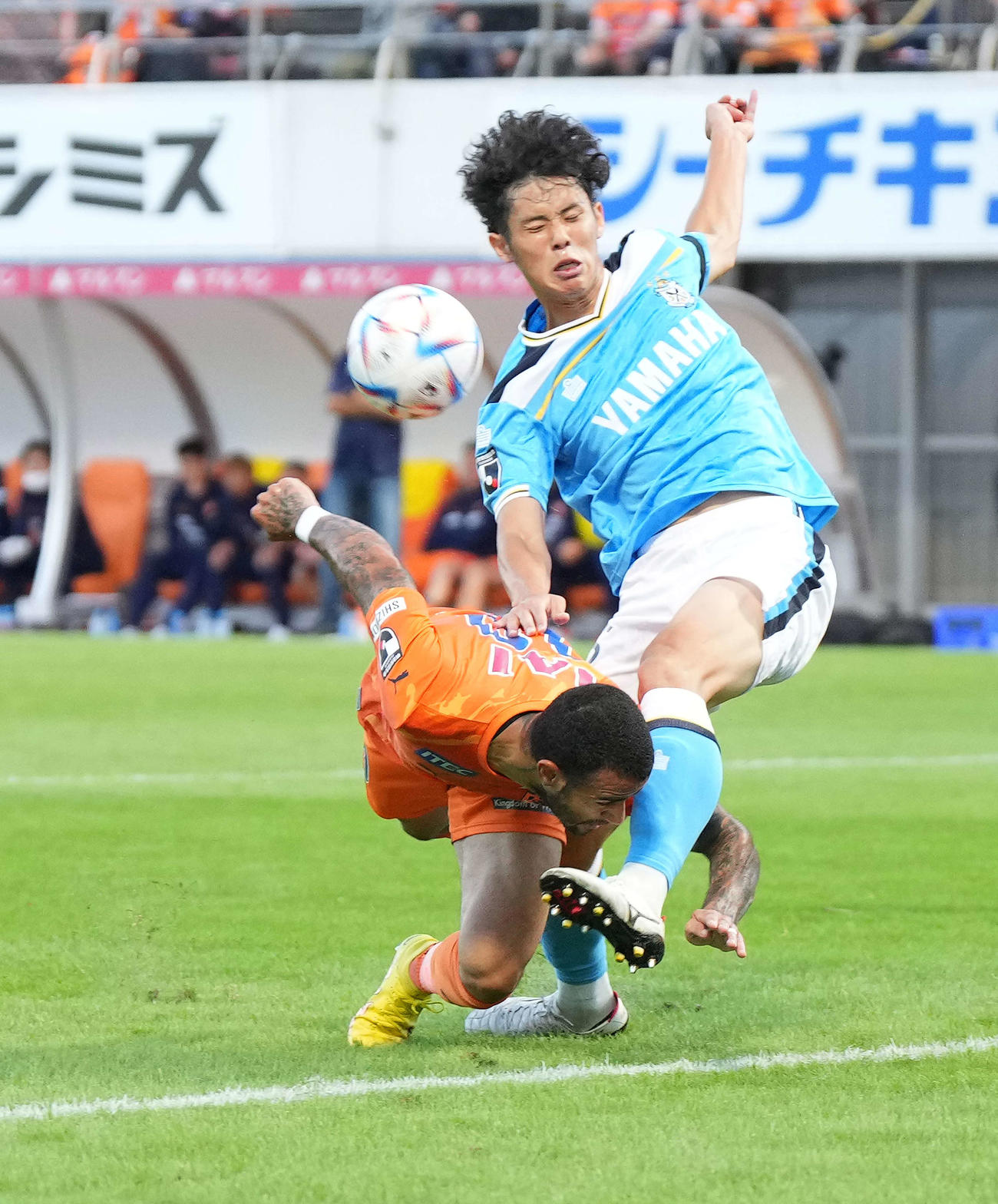 清水対磐田　前半、シュートを放つ清水ジュニオ。右は磐田森岡（撮影・菅敏）