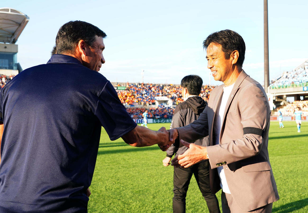 清水対磐田　試合前、握手をする磐田渋谷監督（右）と清水リカルド監督（撮影・菅敏）