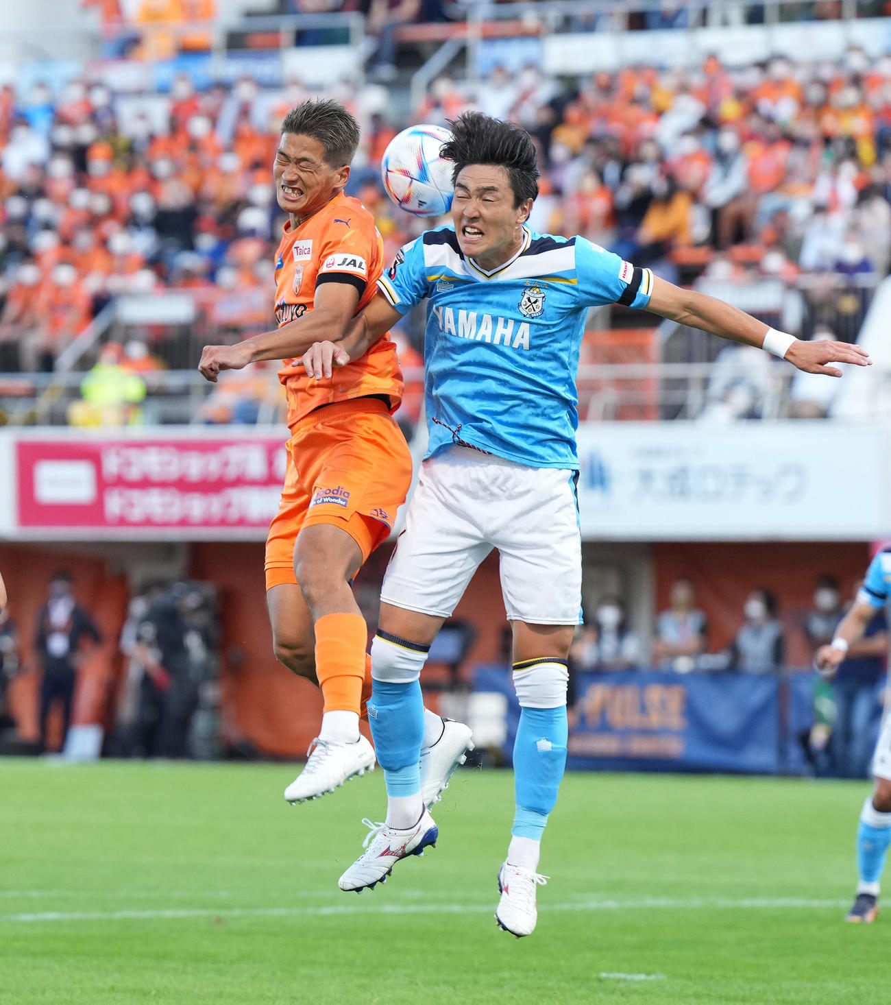 清水対磐田　前半、シュートを放つ清水北川。右は磐田伊藤（撮影・菅敏）