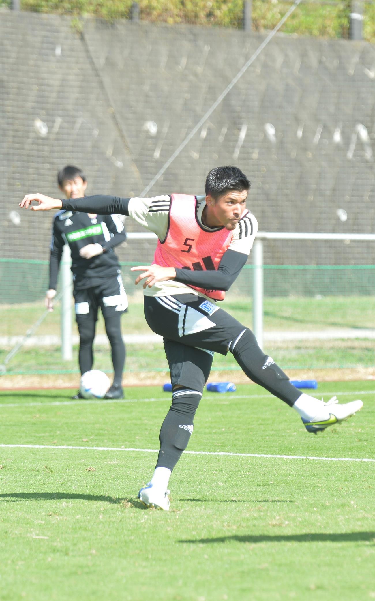 シュートを放つ仙台FW富樫