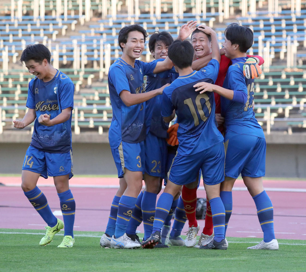 札幌創成対札幌光星　PKを止めた札幌光星・米田（右から2人目）はチームメートに祝福される（撮影・佐藤翔太）
