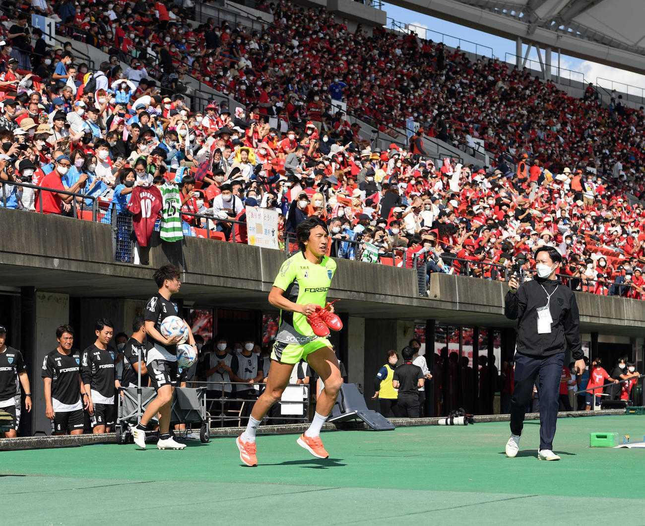 熊本対横浜FC　練習のためピッチに向かう横浜FC中村（撮影・たえ見朱実）