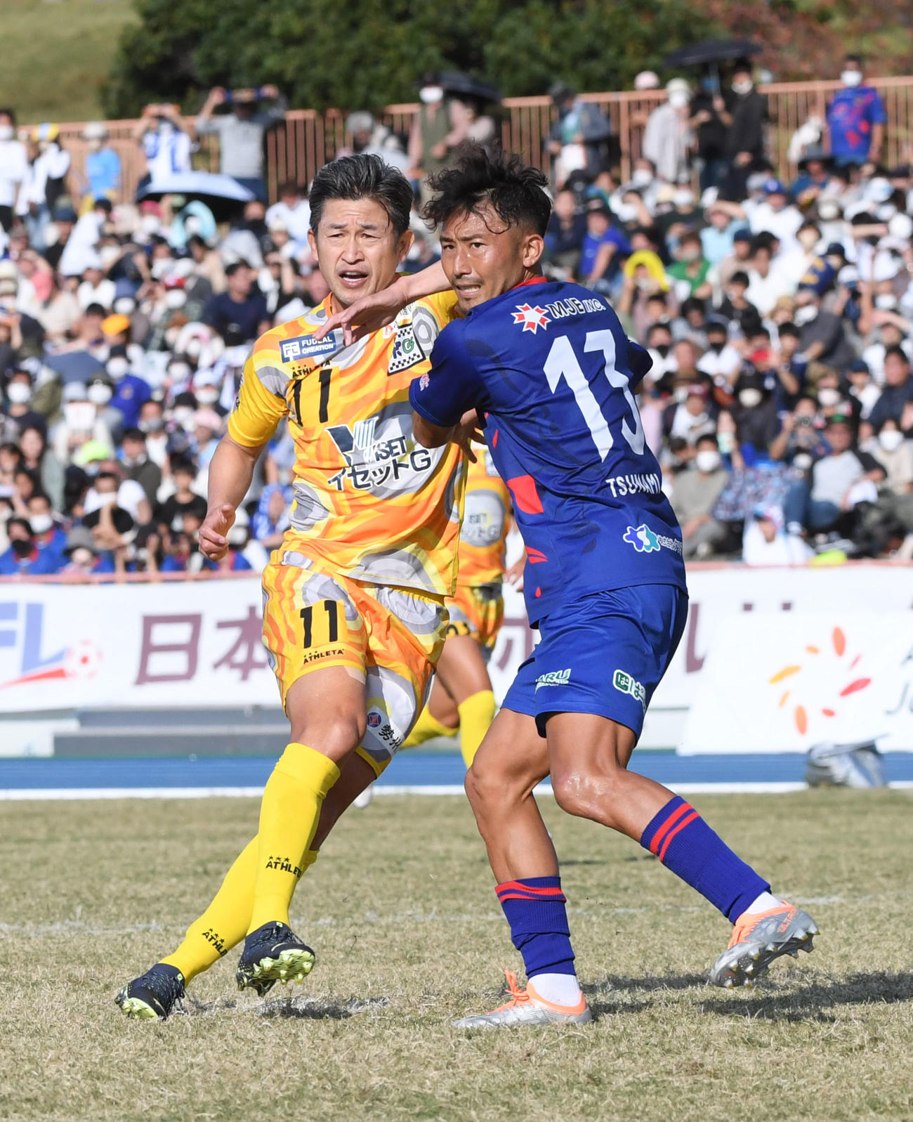 奈良対鈴鹿　後半31分に出場した鈴鹿三浦知は相手DFと競り合う（撮影・滝沢美穂子）