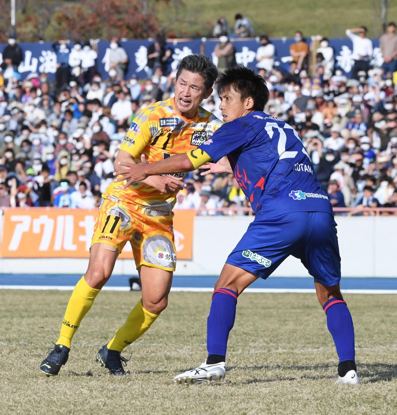奈良対鈴鹿　後半31分に出場した鈴鹿三浦知は相手DFと競り合う（撮影・滝沢美穂子）