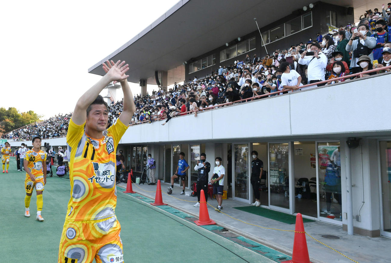 大勢のファンに手をふる鈴鹿三浦知（撮影・滝沢美穂子）