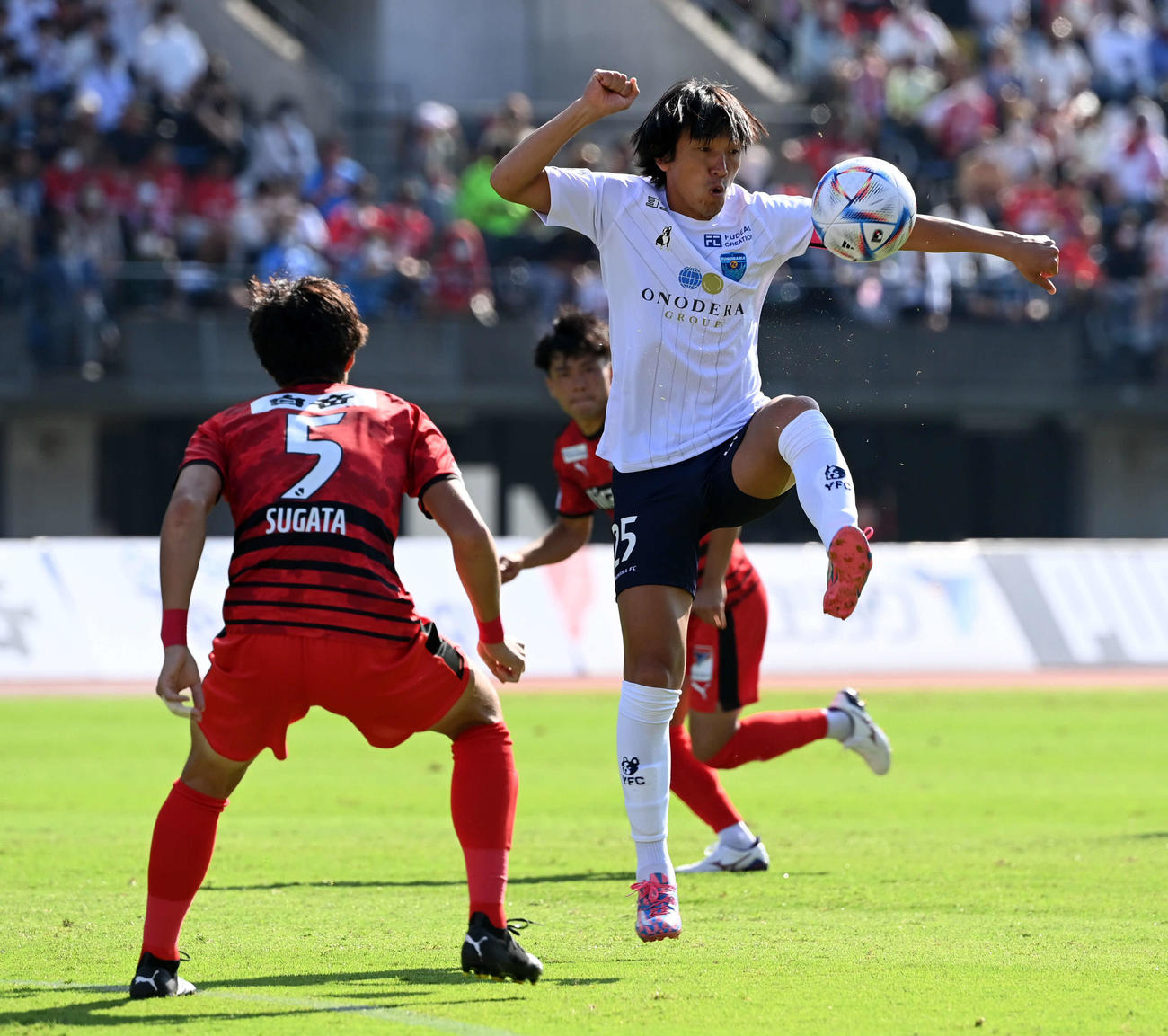 熊本対横浜FC　前半、味方からパスを受ける横浜FC中村（撮影・たえ見朱実）