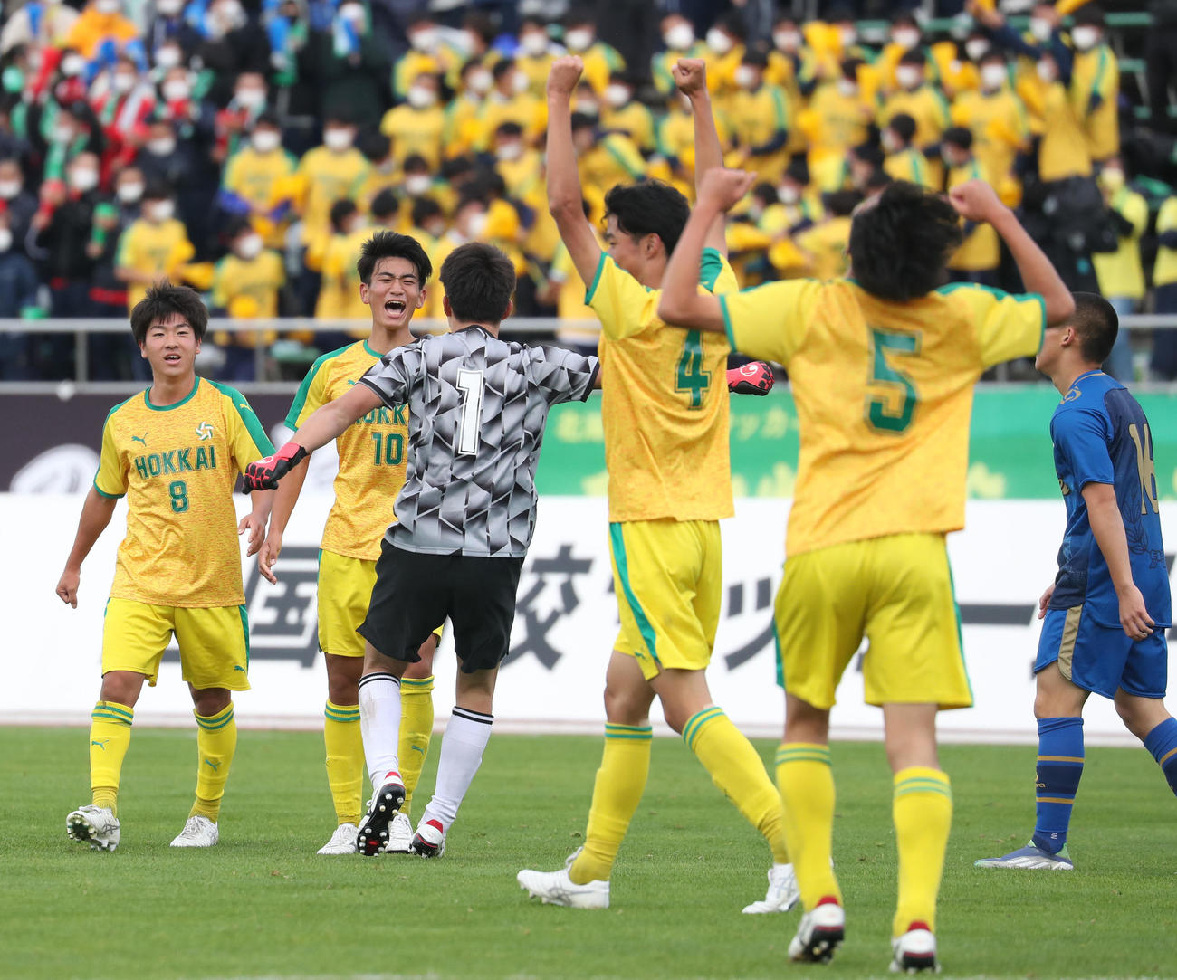 北海対札幌光星　優勝し歓喜する北海イレブン（撮影・佐藤翔太）