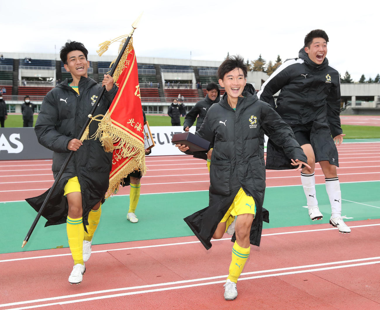 北海対札幌光星　優勝しスタンド応援席に駆け出す北海イレブン（撮影・佐藤翔太）