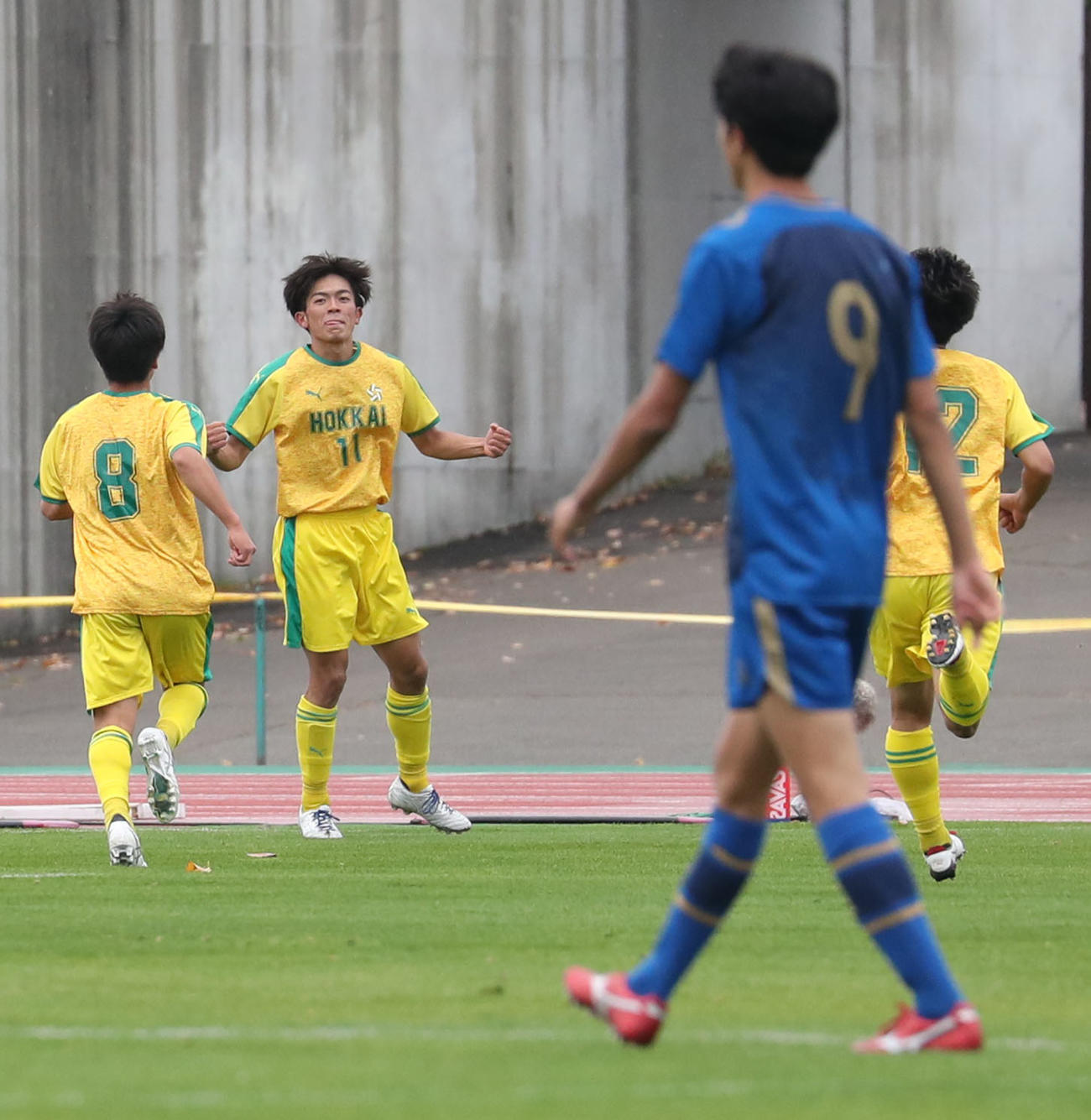 北海対札幌光星　後半、決勝ゴールを決めガッツポーズをする北海・野村。右手前は同点ゴールを決めた札幌光星・川合（撮影・佐藤翔太）