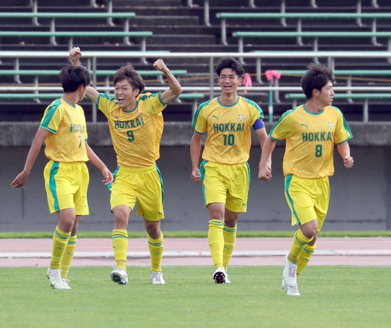 北海対札幌光星　前半、先制ゴールを決めガッツポーズをする北海・田中（左から2人目）（撮影・佐藤翔太）