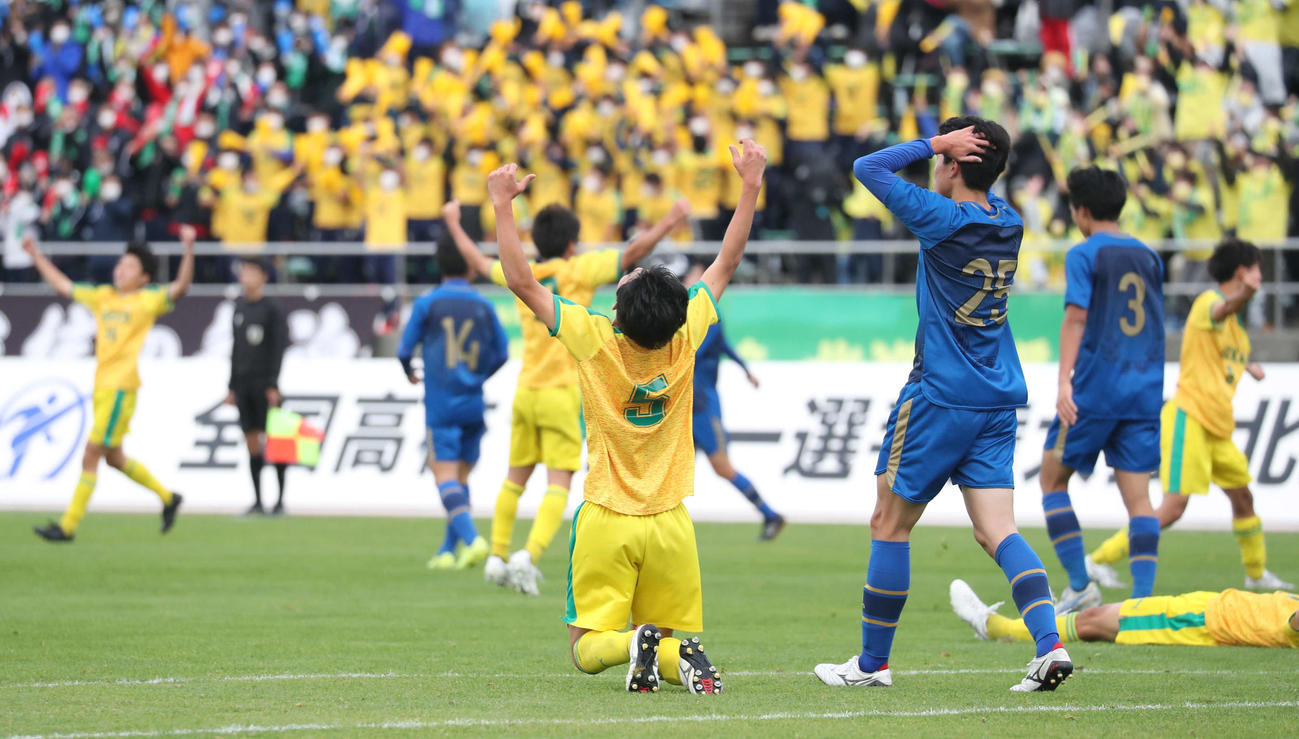 北海対札幌光星　優勝し歓喜する北海イレブン（撮影・佐藤翔太）