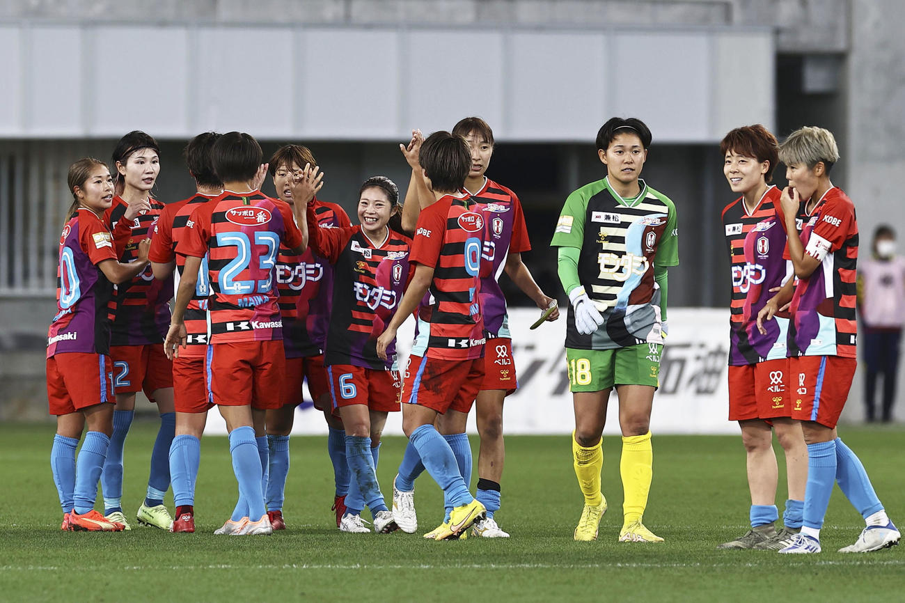 大宮に勝利し、タッチを交わすINAC神戸イレブン（共同）