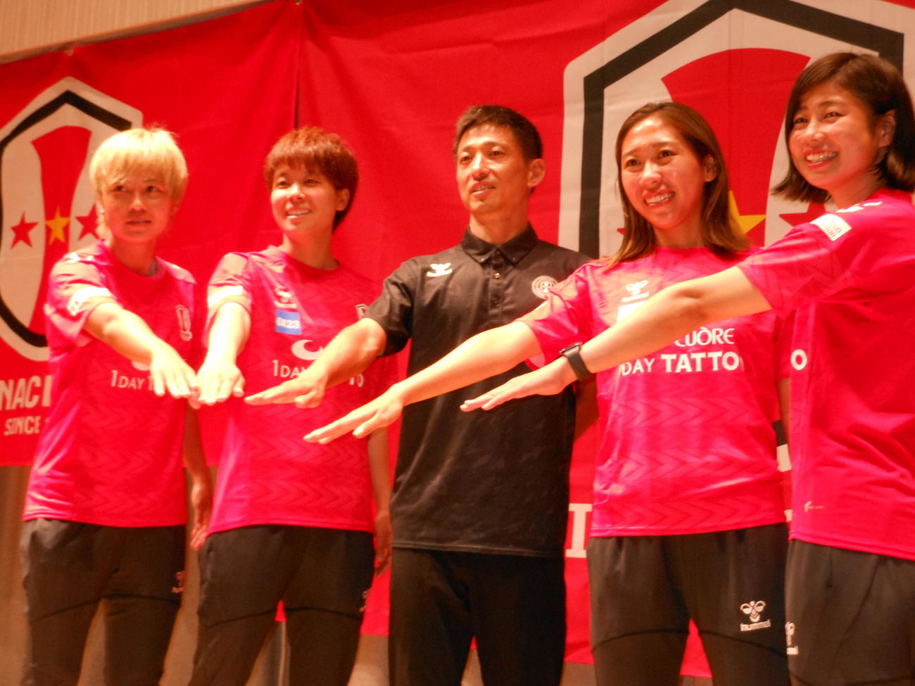 22年7月、INAC神戸の新体制会見に臨んだ左から、山本摩也、土光真代、朴康造監督、脇坂麗奈、宮本華乃