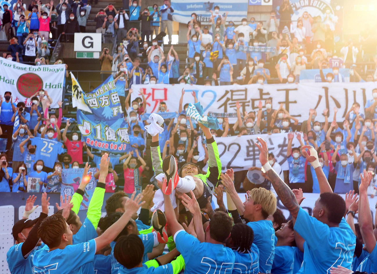 熊本対横浜FC　現役最後の試合を終え、仲間から胴上げされる横浜FC中村（撮影・たえ見朱実）