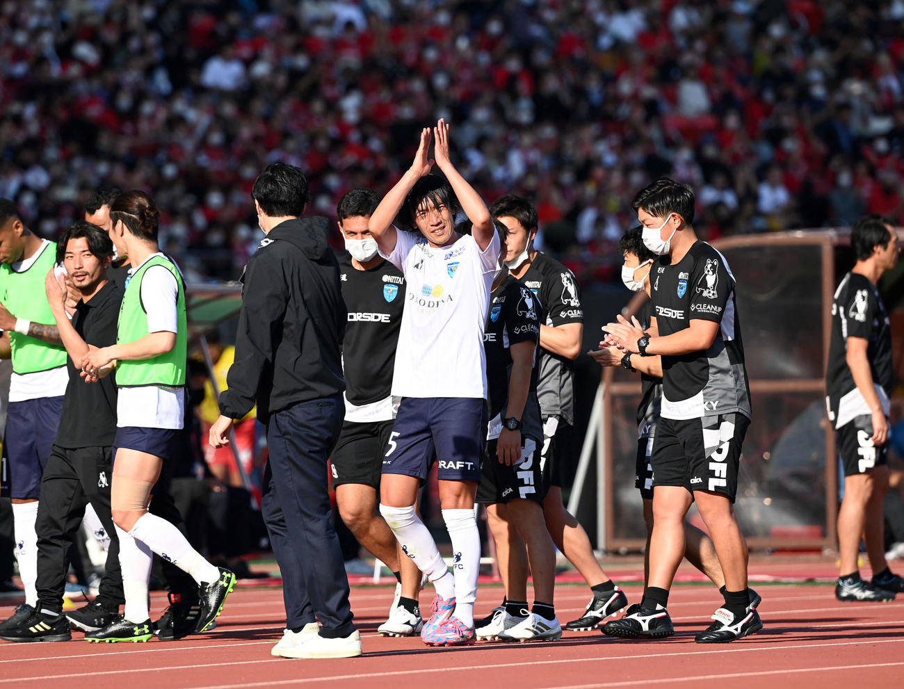 熊本対横浜FC　後半、選手交代でベンチに下がる横浜FC中村はサポーターの声援に拍手で応える（撮影・たえ見朱実）