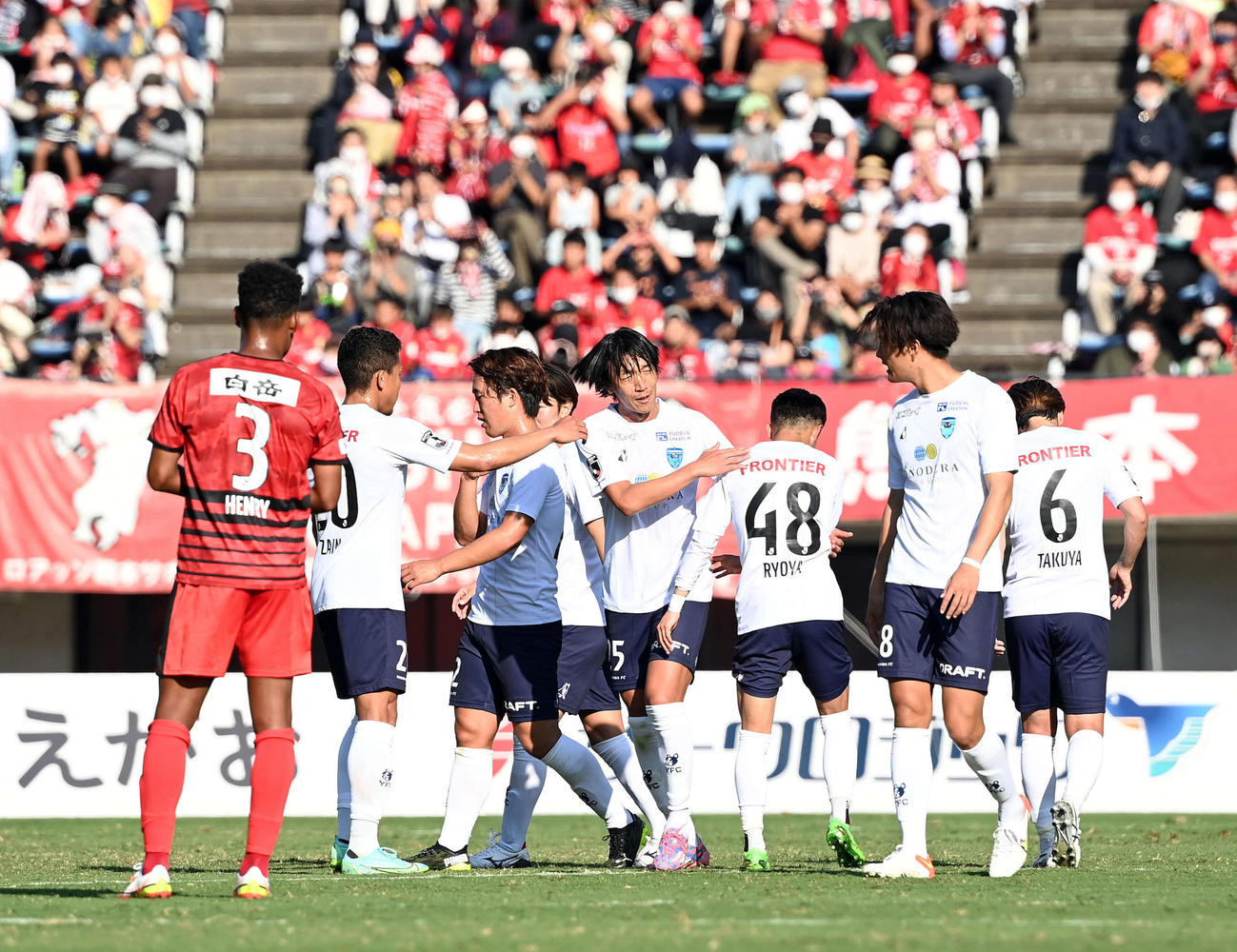 熊本対横浜FC　後半、交代でベンチに下がる横浜FC中村（中央）は、選手たちと握手を交わす（撮影・たえ見朱実）