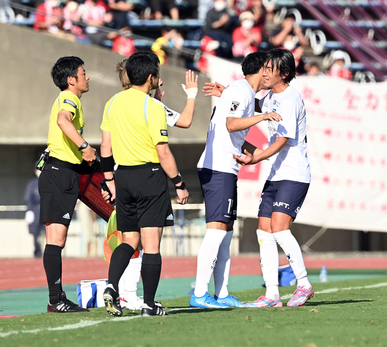 熊本対横浜FC　後半、伊藤（左）と交代する横浜FC中村（撮影・たえ見朱実）