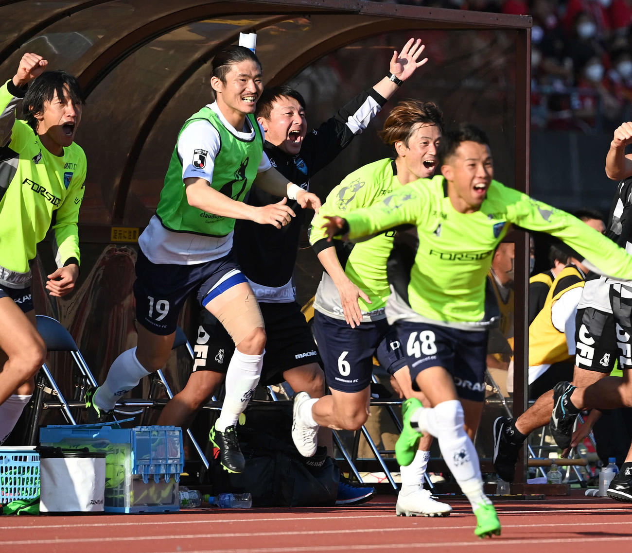 熊本対横浜FC　マルセロ・ヒアンが決勝ゴールを決め喜ぶ横浜FC中村（左端）らナイン（撮影・たえ見朱実）