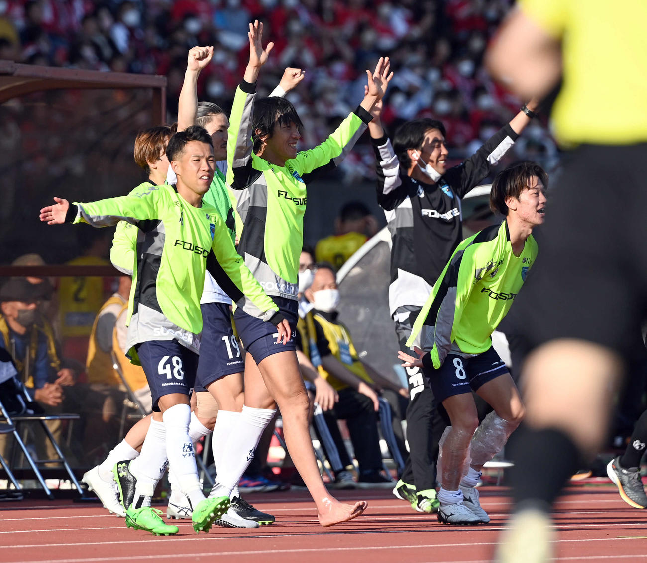 熊本対横浜FC　ガブリエウのゴールに喜ぶ横浜FC中村（撮影・たえ見朱実）