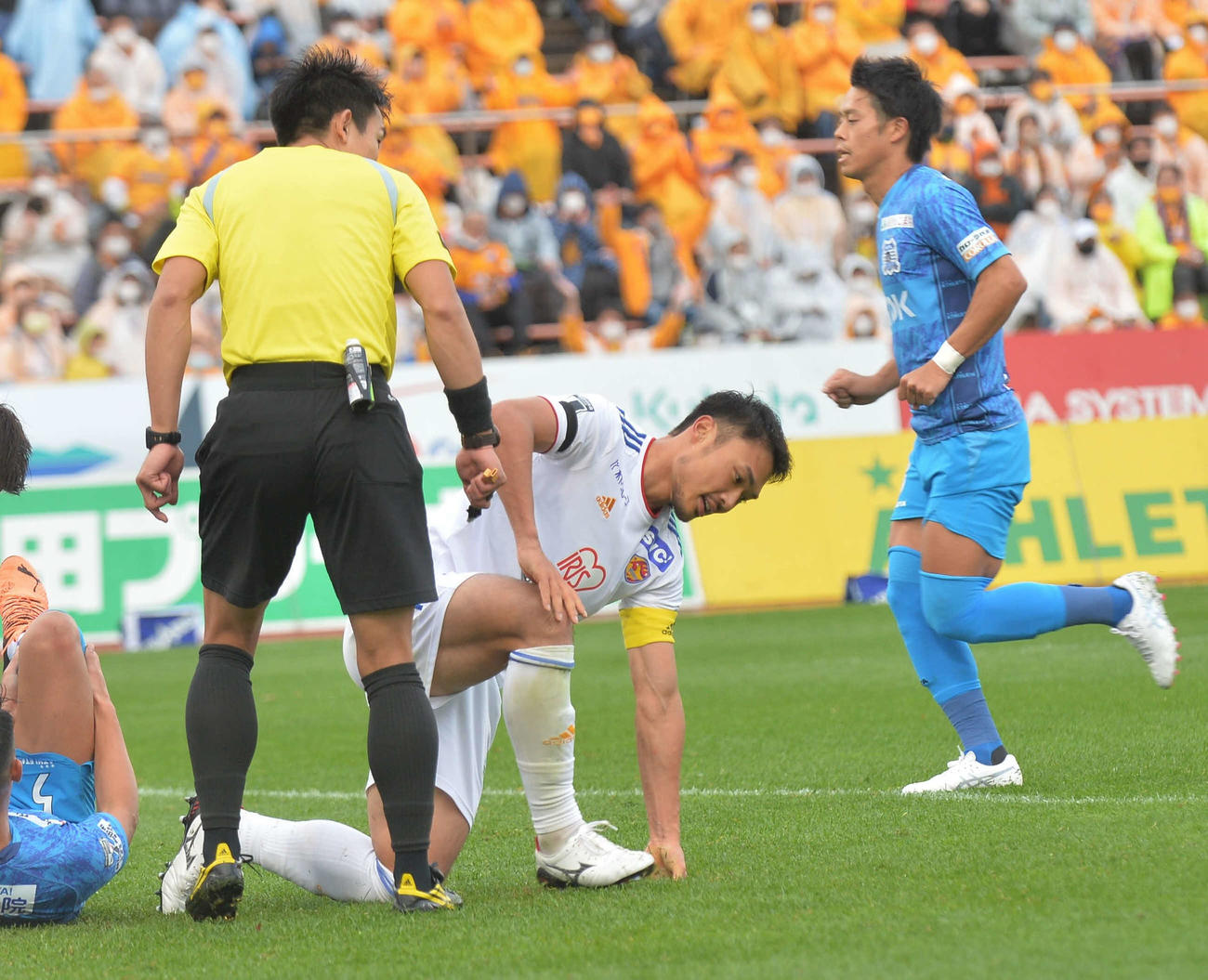 得点を奪えず、悔しそうな表情を見せる仙台FW中山