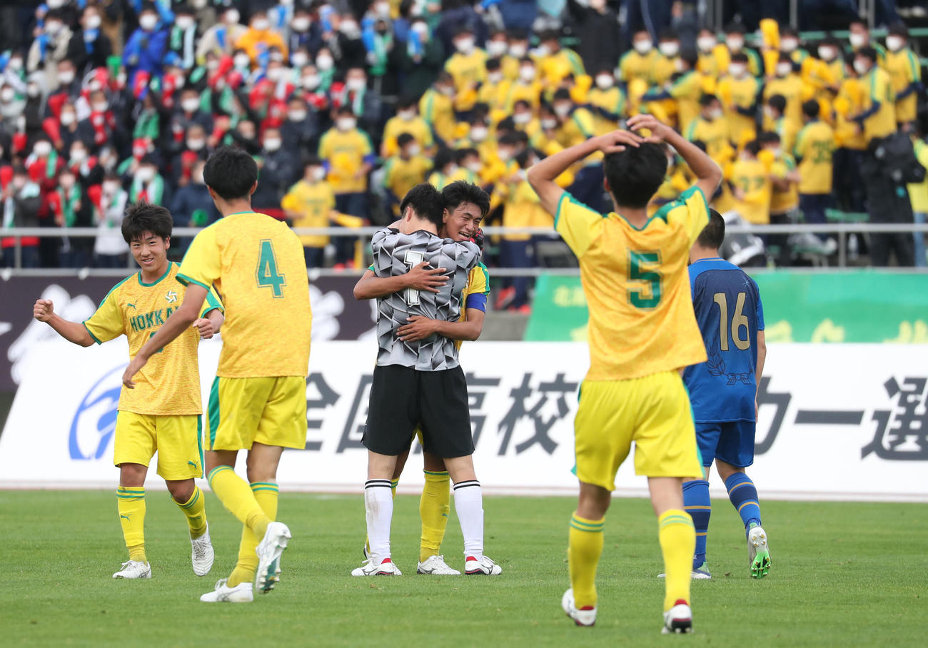 北海対札幌光星　優勝し歓喜する北海イレブン（撮影・佐藤翔太）