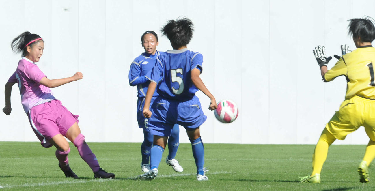 前半35分、決勝点を挙げる藤枝順心FW正野（左端）