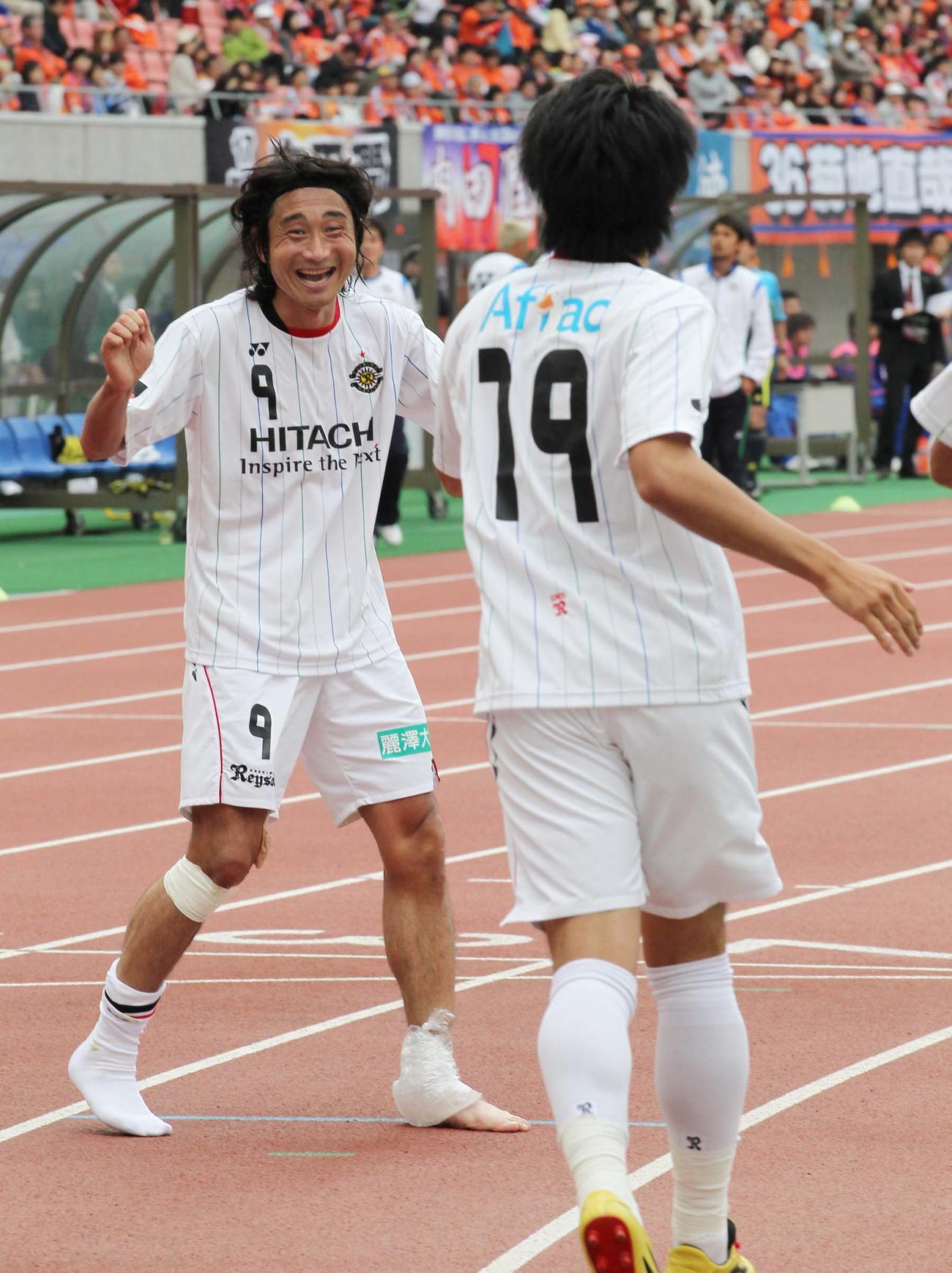 2011年5月14日、J1新潟戦でゴールした工藤さん（右）をベンチから飛び出し祝福する北嶋