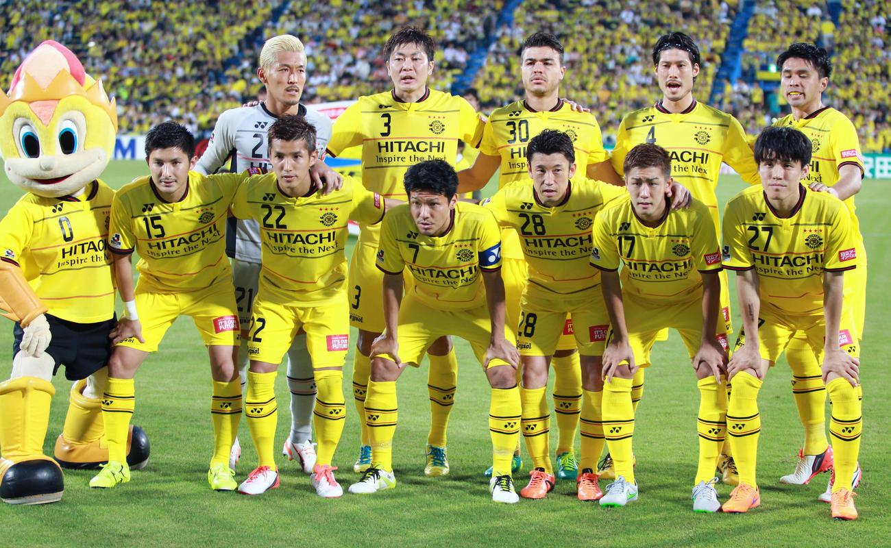 2015年7月11日、J1鳥栖戦で記念撮影に臨む工藤壮人さん（後列右端）。前列左から武富孝介、輪湖直樹、大谷秀和、栗沢僚一、秋野央樹、キム・チャンス、後列左から菅野孝憲、近藤直也、クリスティアーノ、鈴木大輔