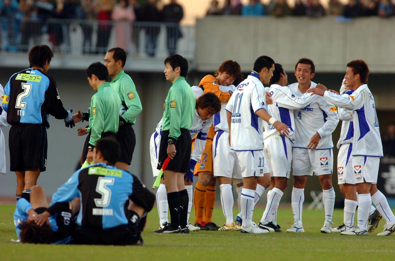 05年12月、川崎F戦で初優勝を飾り涙を流して喜ぶG大阪イレブン