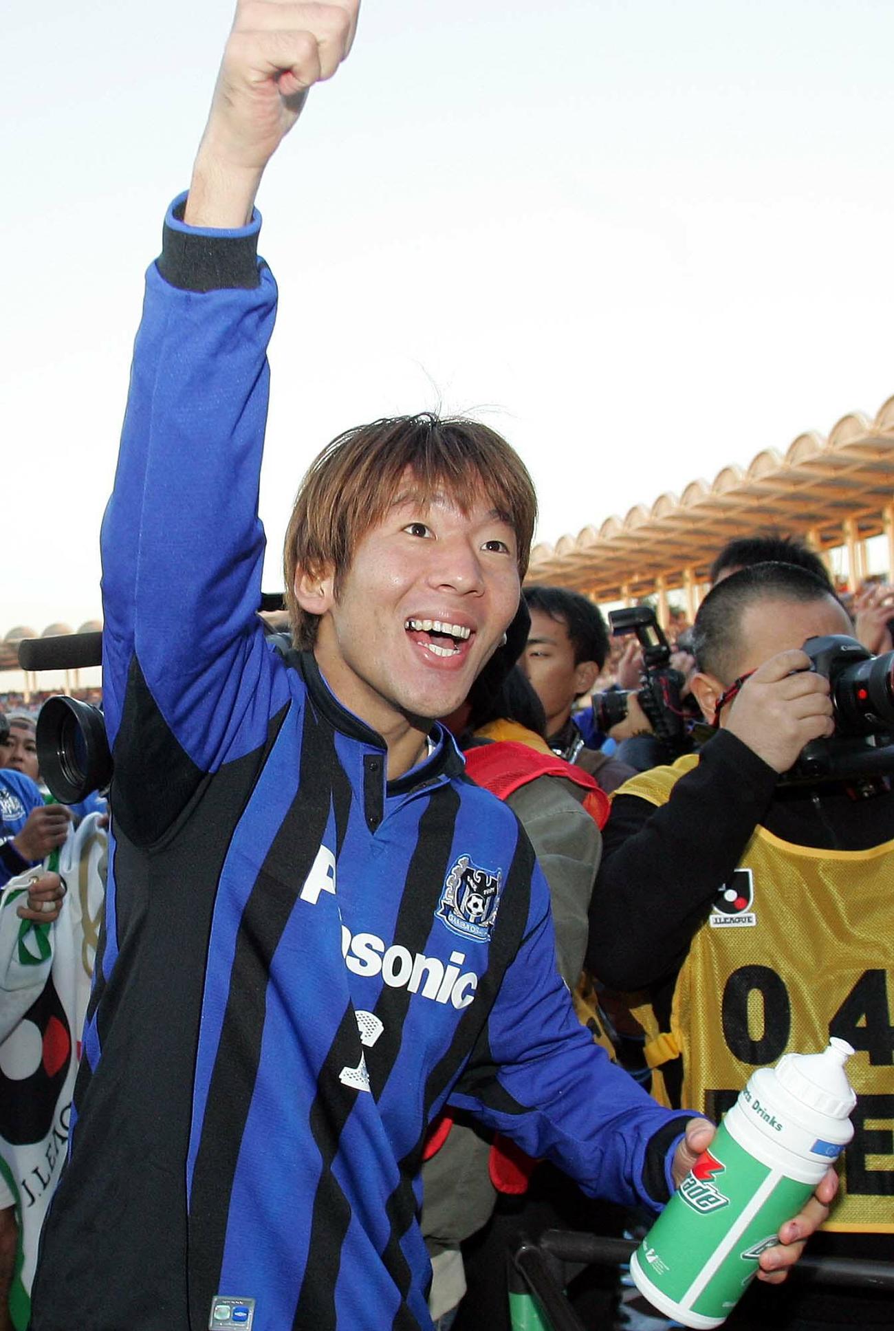 05年、G大阪で優勝し拳を突き上げる大黒将志