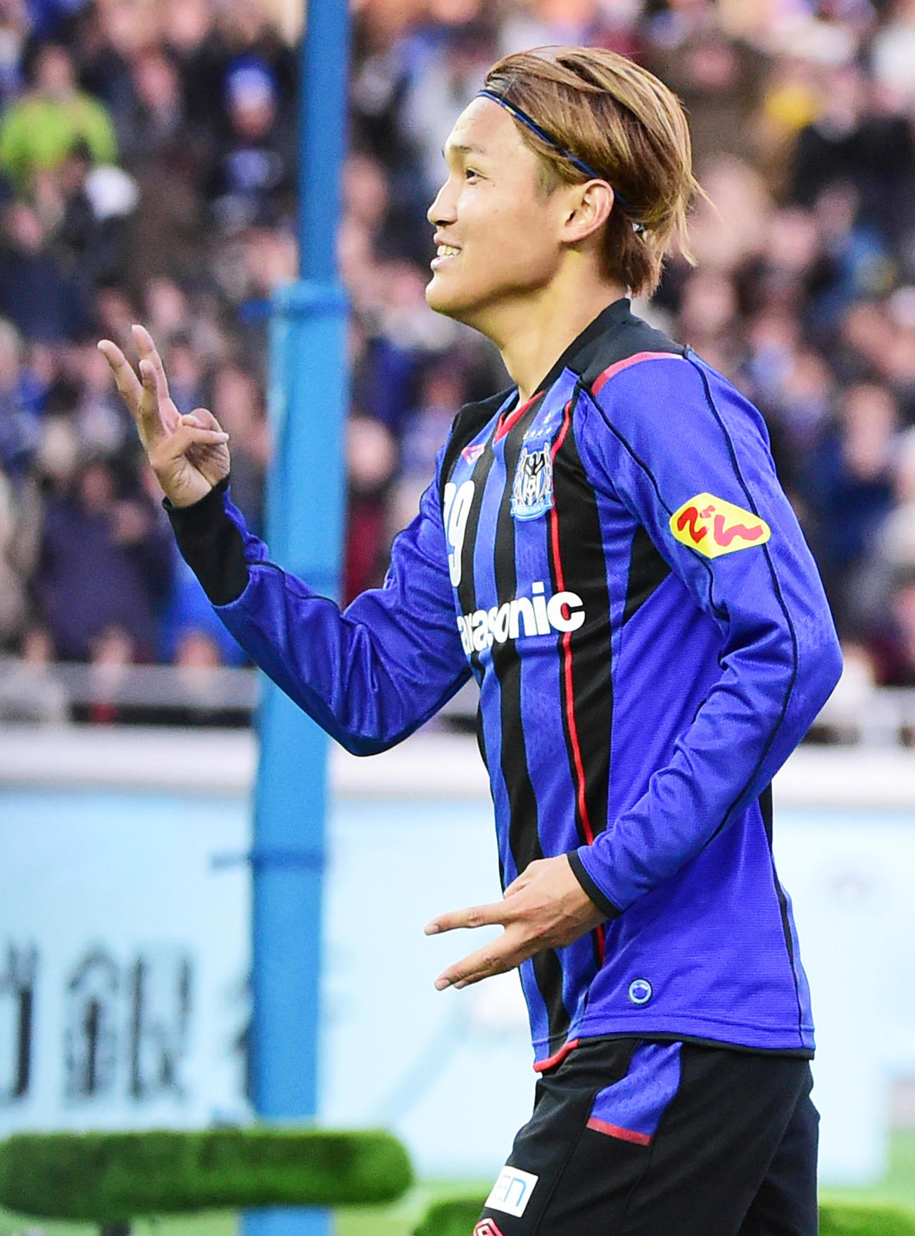 14年12月13日、G大阪対山形　後半、チーム3点目のゴールを決めたG大阪FW宇佐美は、3冠ポーズで駆けだす