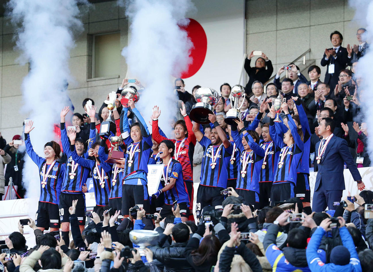 14年12月、天皇杯を制し3冠を達成し歓喜するG大阪MF遠藤（左から5人目）らイレブン。右端は長谷川監督
