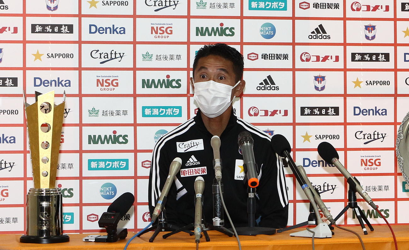 報道陣からの質問に答える松橋監督