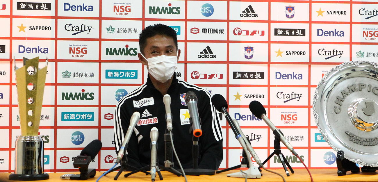 会見中に笑顔を見せる松橋監督