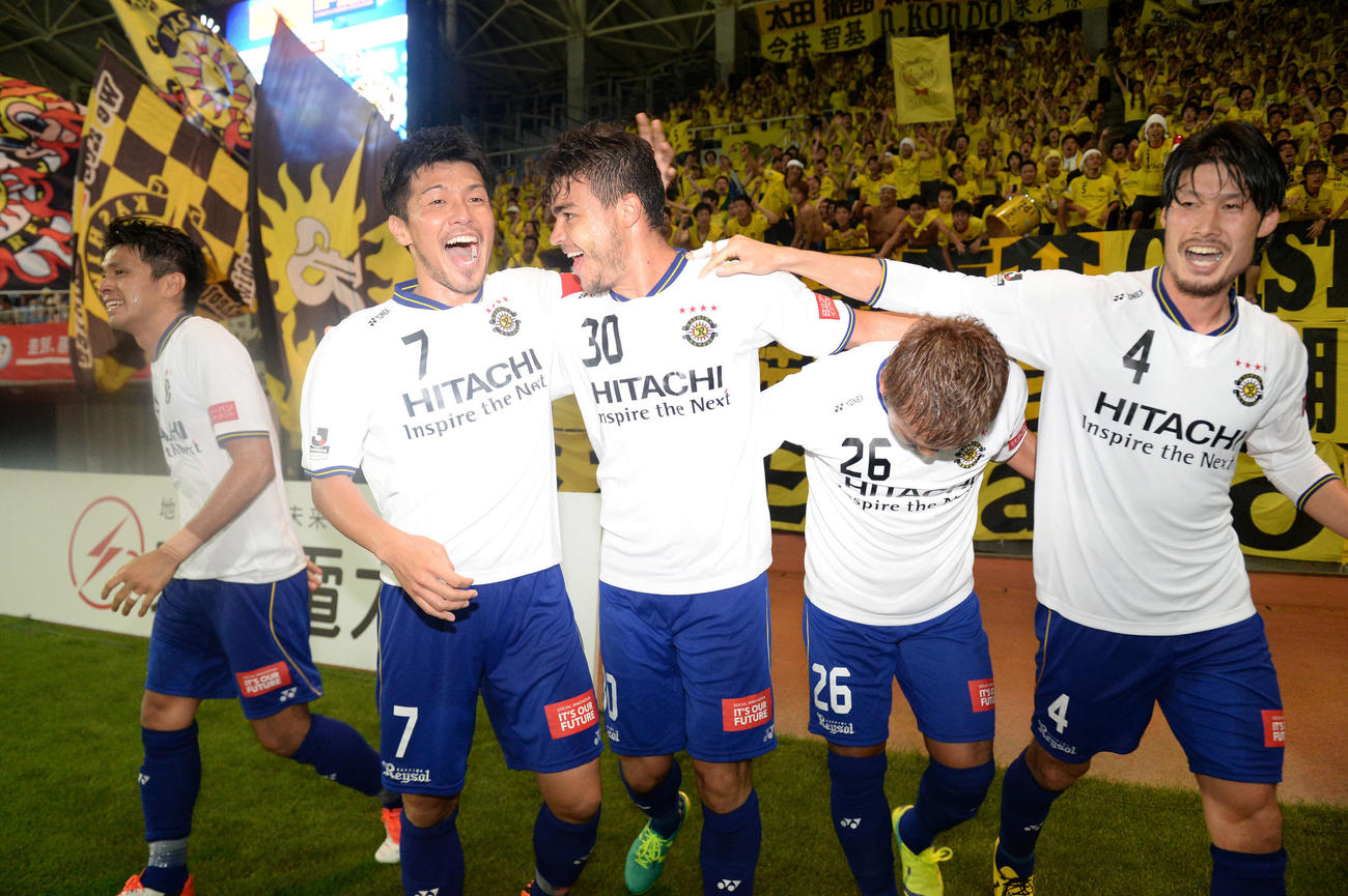 2015年7月25日、仙台対柏　後半、ヘディングでゴールを決めた柏MFクリスティアーノ（中央）と喜び合う左からFW工藤、MF大谷、1人おいてMF太田、DF鈴木