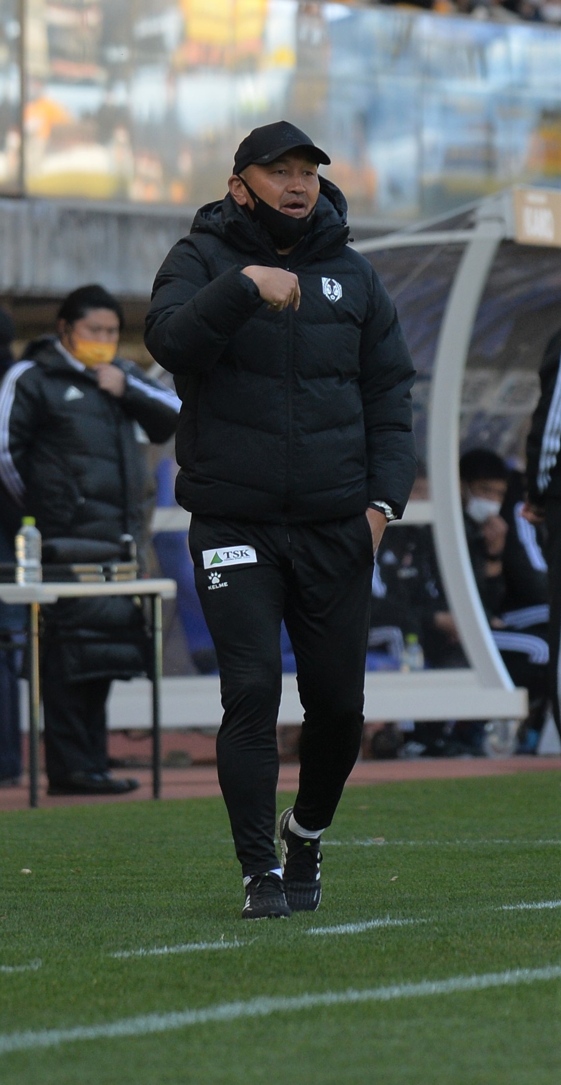 試合中に指示を送る秋田監督（2022年3月12日撮影）