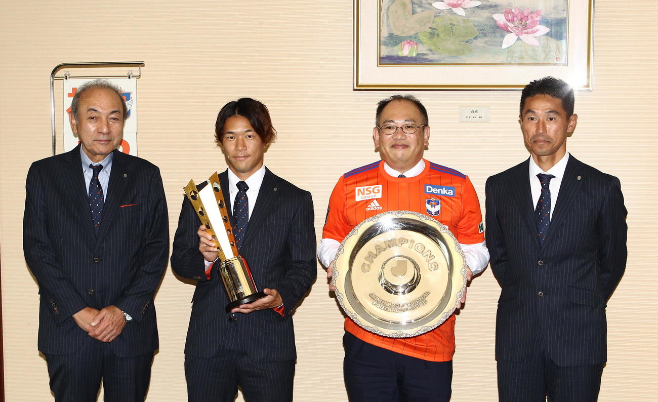 橋本副知事（左から3人目）にJ2優勝とJ1昇格を報告した（左から）新潟の中野社長、堀米主将、1人おいて松橋監督