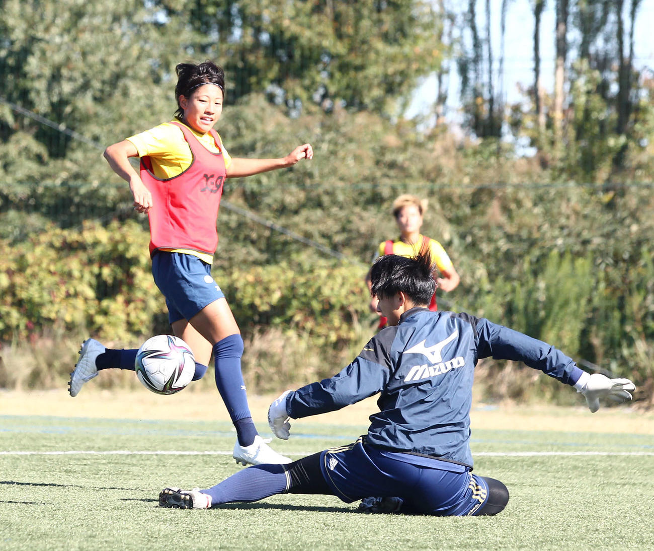 紅白戦でシュートを放つ石淵（26日撮影）