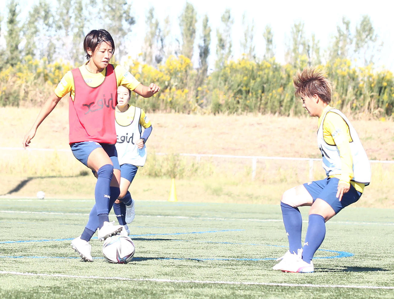 紅白戦でボールキープする石淵（左）（26日撮影）