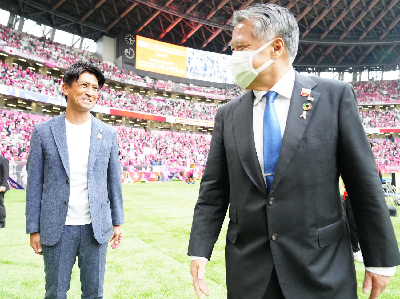 22日　C大阪対広島　表彰式後、日本サッカー協会田嶋会長（右）から言葉をかけられるC大阪小菊監督（撮影・江口和貴）